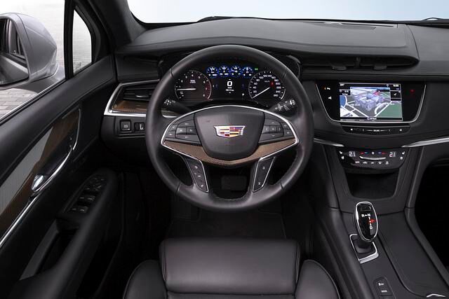 Den Fahrer empfängt ein aufgeräumtes Cockpit mit Acht-Zoll-Bildschirm in der Mitte 