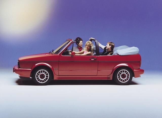Das Facelift im Jahr 1988 bescherte dem Offen-Golf unter anderem eine in Wagenfarbe lackierter Rundum-Beplankung