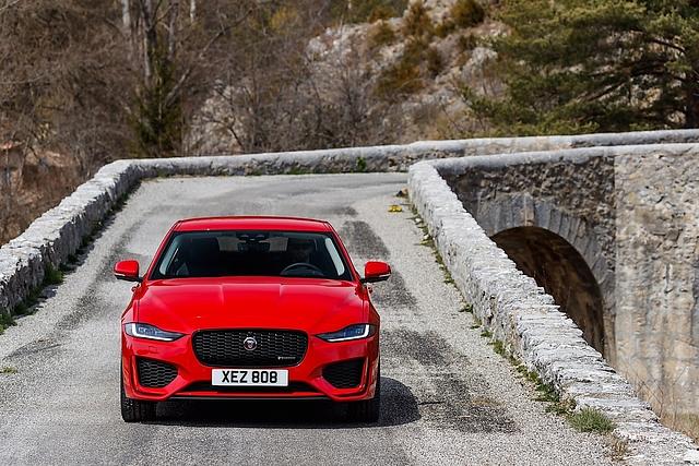 Ein breiterer Kühlergrill und wuchtige Lühleinlässe prägen die Front des Jaguar XE