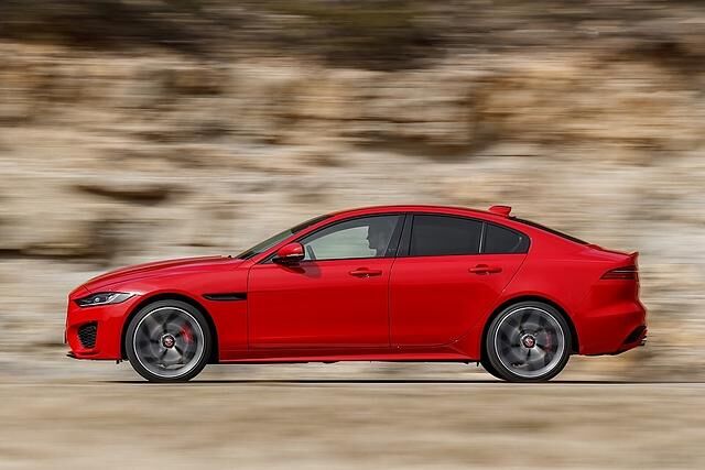 Von der Seite zeigt der Jaguar XE deutliche Anklänge an ein Cupé