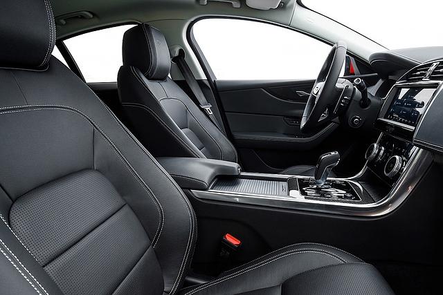 Ledersitze sind Serie im Jaguar XE