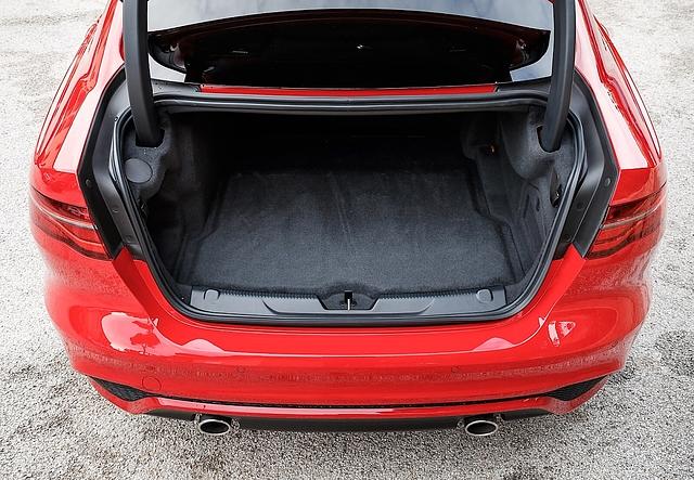 Der Kofferraum im Jaguar XE fällt von der Größe her eher bescheiden aus