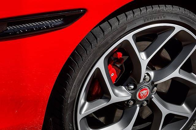 Der Jaguar XE verfügt über kräftige Bremsen