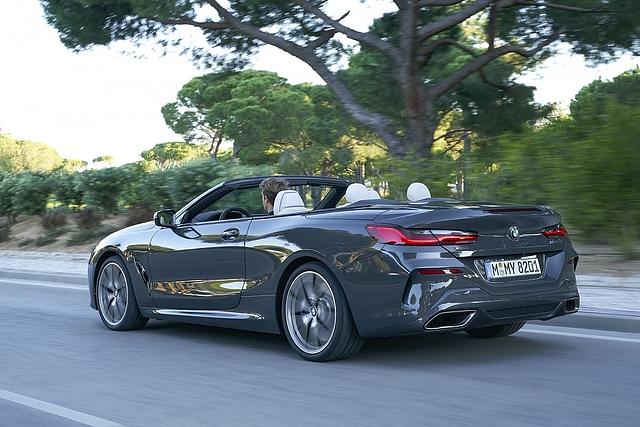 BMW M 850i Cabrio xDrive - die Sahneseite ist von hinten schräg links oder rechts