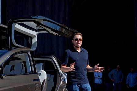 Tesla-Chef Elon Musk am neuen Tesla Model X