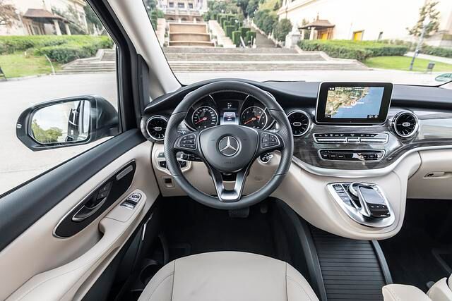 Geblieben ist das typische Mercedes-Interieur 