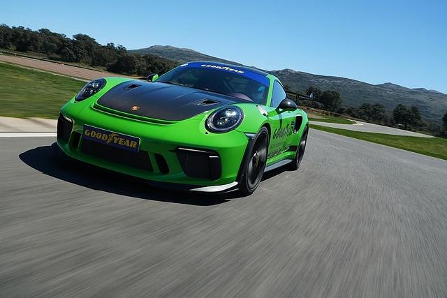 Mit dem Goodyear Eagle F1 und dem Porsche GT3 RS auf dem Ascari Race Track