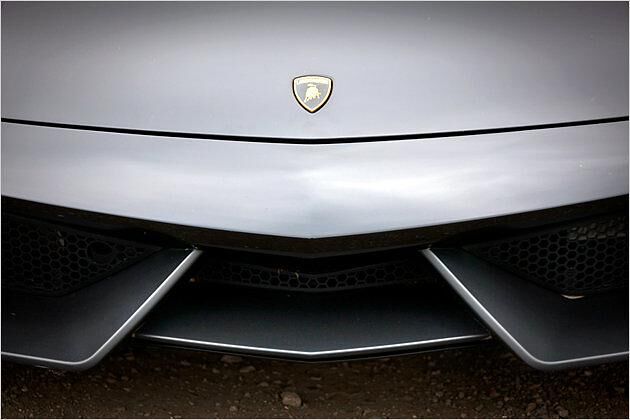 Abtrieb: Der Gallardo möchte sich unter der Luft hindurch schieben