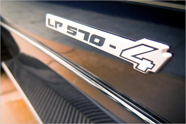 LP570-4: "LP" steht für "longitudinale posteriore", also für die Einbauposition des Motors (hinten längs montiert), "570" steht für die 570 PS und "4" für den Allradantrieb