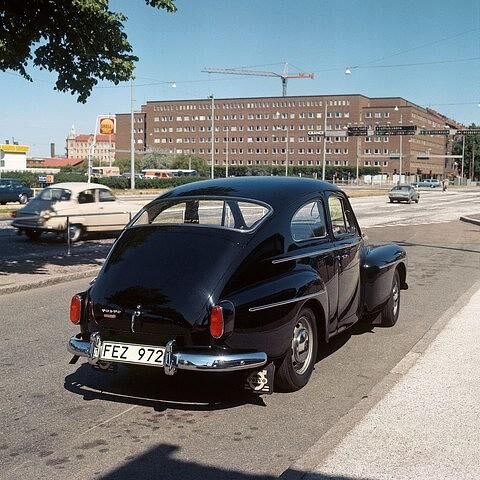 Volvo PV544 Buckel mit Saab 96 im Hintergrund