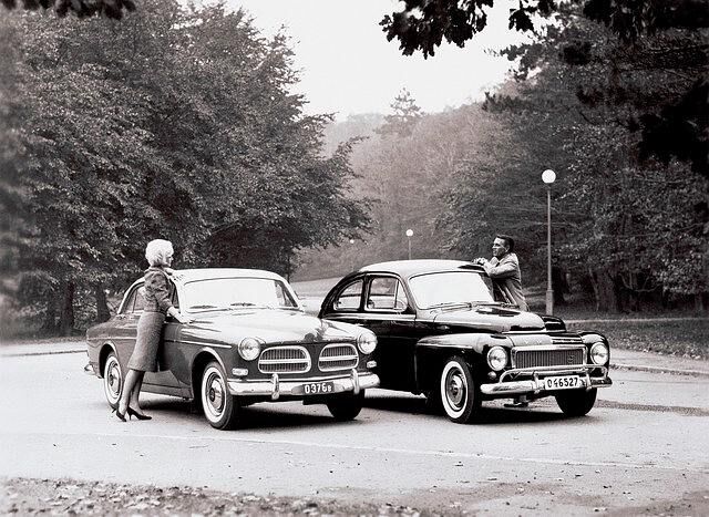 Volvo PV544 Buckel (rechts) und P122 Amazon (links)
