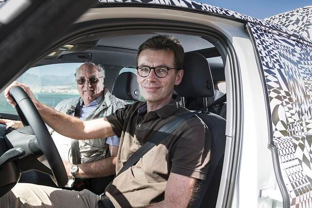 Es wird auch in Wolfsburg so langsam ernst mit der elektrischen Revolution und Männer wie VW-Entwicklungschef Frank Welsch (vorn) und Entwicklungsleiter Frank Bekemeier sind gut beraten, diesen...
