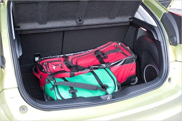 Im Vergleich zum VW Golf passt über 100 Liter mehr Gepäck in den Civic