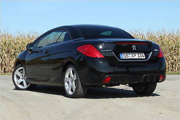 Die Seitenlinie des 308 CC steigt dynamisch auf