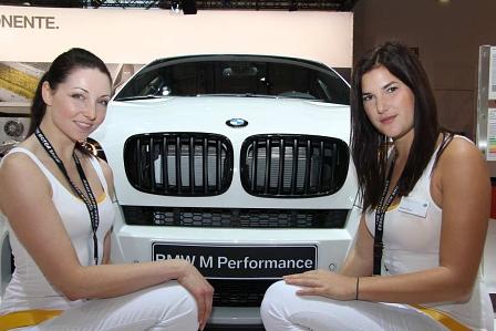 Essen Motor Show 2011: Messegirls vor BMW X6M