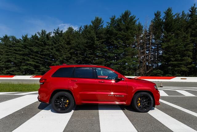Mit 522 kW/710 PS steht der Grand Cherokee Trackhawk in der SUV-Leistungstabelle ganz oben