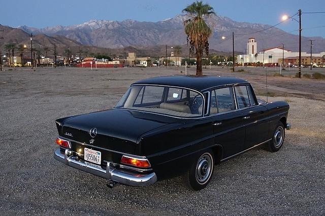 Mercedes 230 der Baureihe W 110 - die kleine Heckflosse