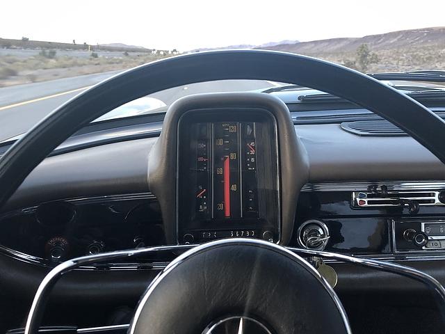 Mercedes 230 der Baureihe W 110 - spärlich instrumentiert