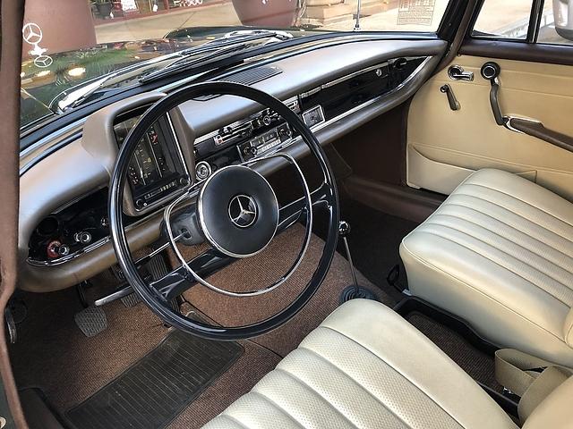 Der Innenraum des Mercedes 230 der Baureihe W 110