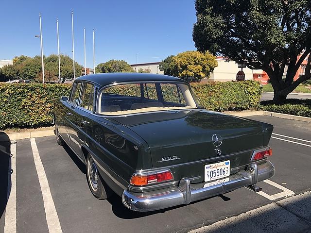 Mercedes 230 der Baureihe W 110 - 4,73 Meter lang