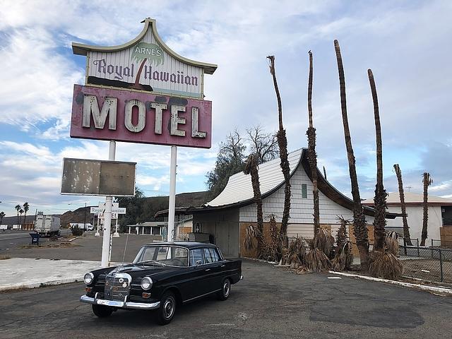 Mercedes 230 der Baureihe W 110 - das Motel hat schon bessere Zeiten gesehen