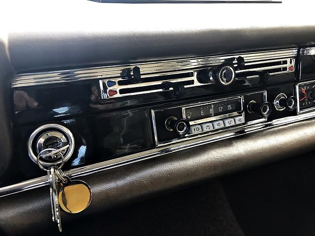 Mercedes 230 der Baureihe W 110 - ein Mittelwellenradio für mäßigen Klang