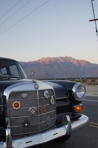 Mercedes 230 der Baureihe W 110 - verzierte Front