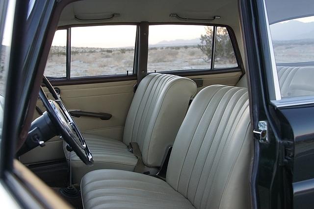 Mercedes 230 der Baureihe W 110 - bequeme Sitze nicht nur vorn