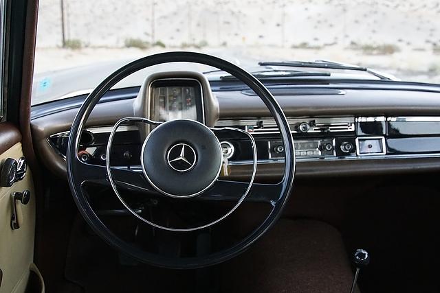 Mercedes 230 der Baureihe W 110 - das Cockpit