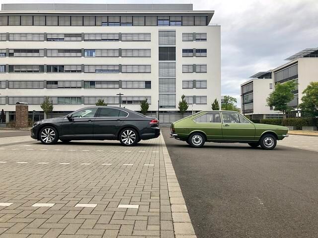 is auf die 70er-Jahre-Lackierung in moosgrün-metallic wirkt der Passat Baujahr 1974 durchaus noch modern