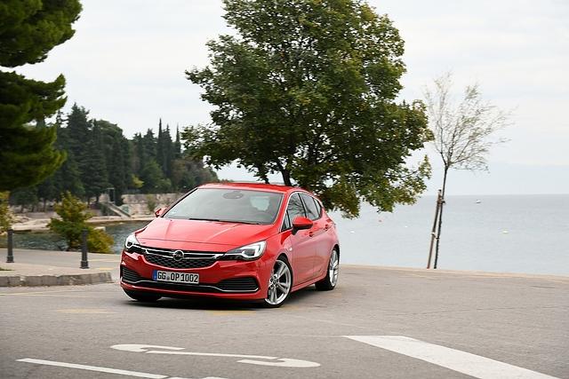 Der Opel Astra 1.6 BiTurbo kostet mindestens