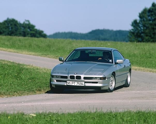 Das neue BMW 850i Coupé mit 220 kW/300 PS starker V12-Maschine entthronte den Mercedes 560 SEC