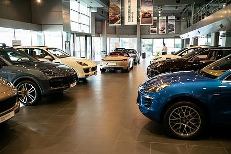 Automarkt Kuwait - Sogar beim Ölwechsel wird gefeilscht