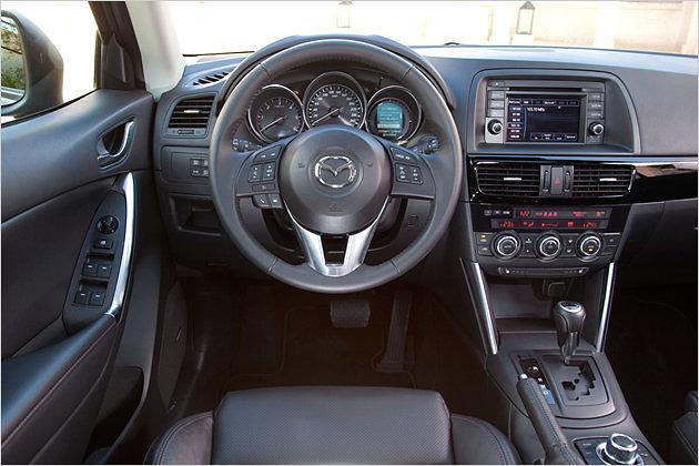 Übersichtliches Cockpit mit serienmäßigem Multifunktions-Lenkrad