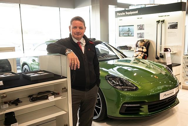 Porsche Sales Manager Callum Bottomley kennt alle Kniffe beim Verkauf in Kuwait