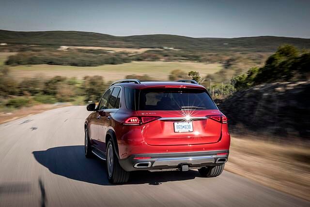 er Mercedes-Offroader wird damit zum „Mild-Hybrid“, bei dem ein Integrierter Starter-Generator Hybridfunktionen wie Boosten oder Rekuperieren übernimmt