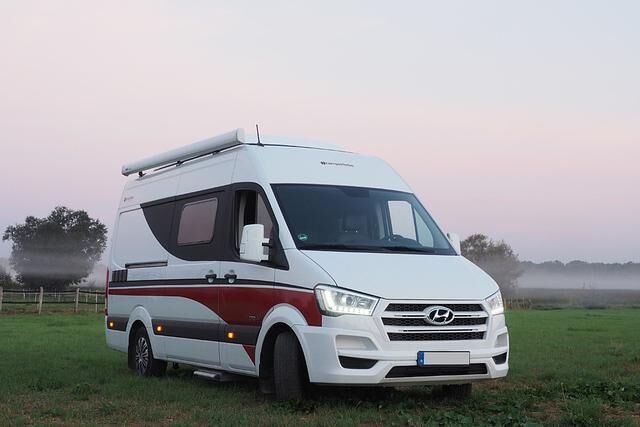 Der ausgebaute Kastenwagen mit Aufstelldach wird in Vollausstattung für 58.500 Euro angeboten