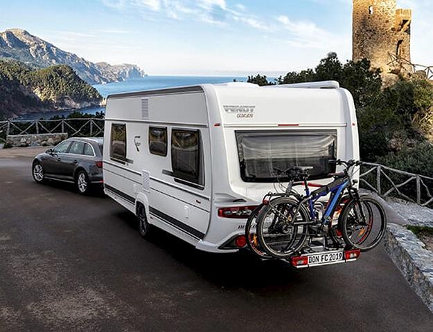 Fendt bietet den klassischen Zwei-Personen-Caravan Bianco Rosso als Sondermodell erstmals mit einem Haken am Heck an, auf der Kugelkupplung kann ein Fahrradträger montiert werden