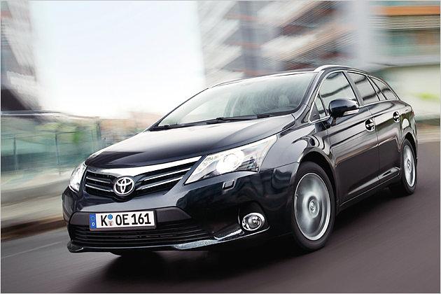 Der Toyota Avensis erhält ein Facelift - als Stufenhecklimousine und als Kombi (Bild)