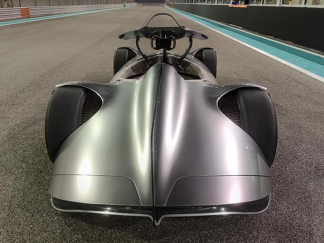 Zum Einstieg läßt sich beim Mercedes Vision EQ Silver Arrow die Fahrerkanzel hoch klappen