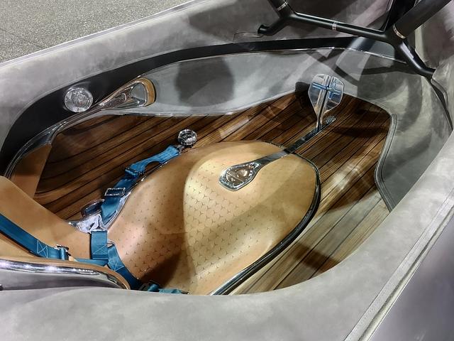Viel Platz und ein fest fixierter Sitz im Mercedes Vision EQ Silver Arrow