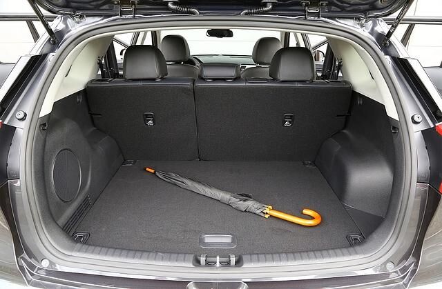 Der Kofferraum hat ein Volumen von 451 bis 1.451 Liter