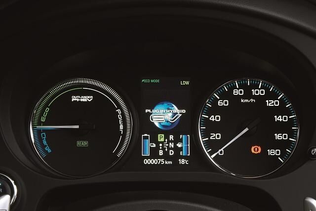 Als Plug-in-Hybrid bietet der Outlander ein spezielles Kombiinstrument