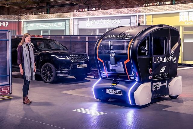 Beim Jaguar Land Rover-Konzeptfahrzeug sind virtuelle Balken das Kommunikationsmittel