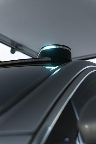 Bei Mercedes sind auch auf dem Dach Lichter angebracht