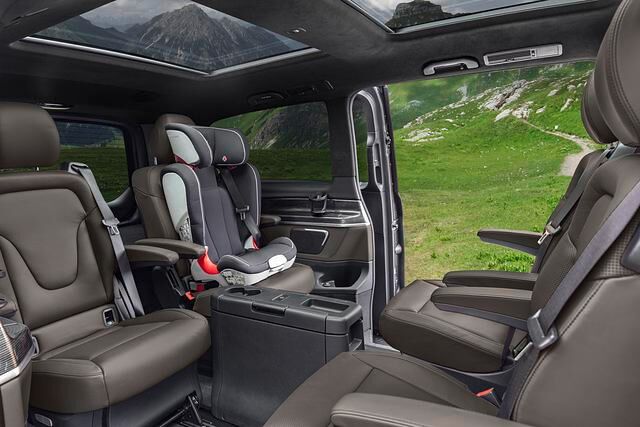 Da sich das Alltagsleben in einem Auto dieser Art vor allem auf den Rücksitzen abspielt, spendierte Mercedes seinem Raumriesen gegen Aufpreis neue Luxussessel