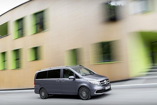 Die Mercedes V-Klasse hat jetzt auch adaptives Fernlicht