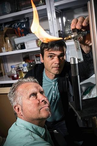 Heion Anton Ledwon (links) und Waldemar Leftschenko wollen eine Methode zur Herstellung eines umweltfreundlichen