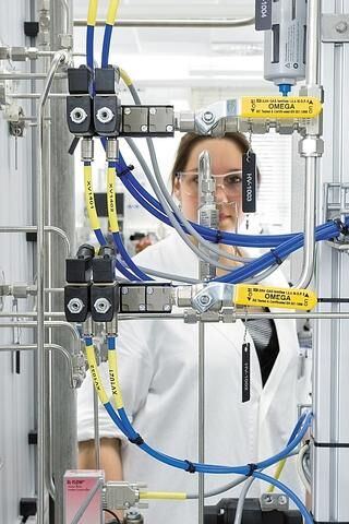 Die zentrale Idee hinter dem Verfahren, mit dem lange Kohlenwasserstoff-Moleküle in kurzkettige umgewandelt werden, ist die Kavitation.