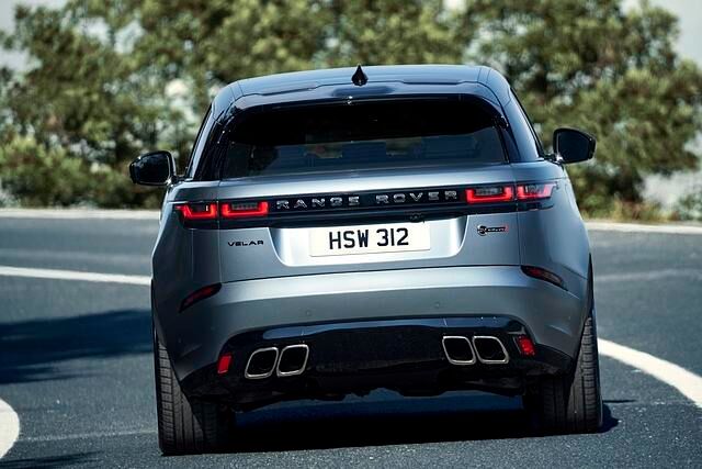 Die vier Auspuffendrohre des Range Rover Velar SVA verweisen auf die enorme Leistung